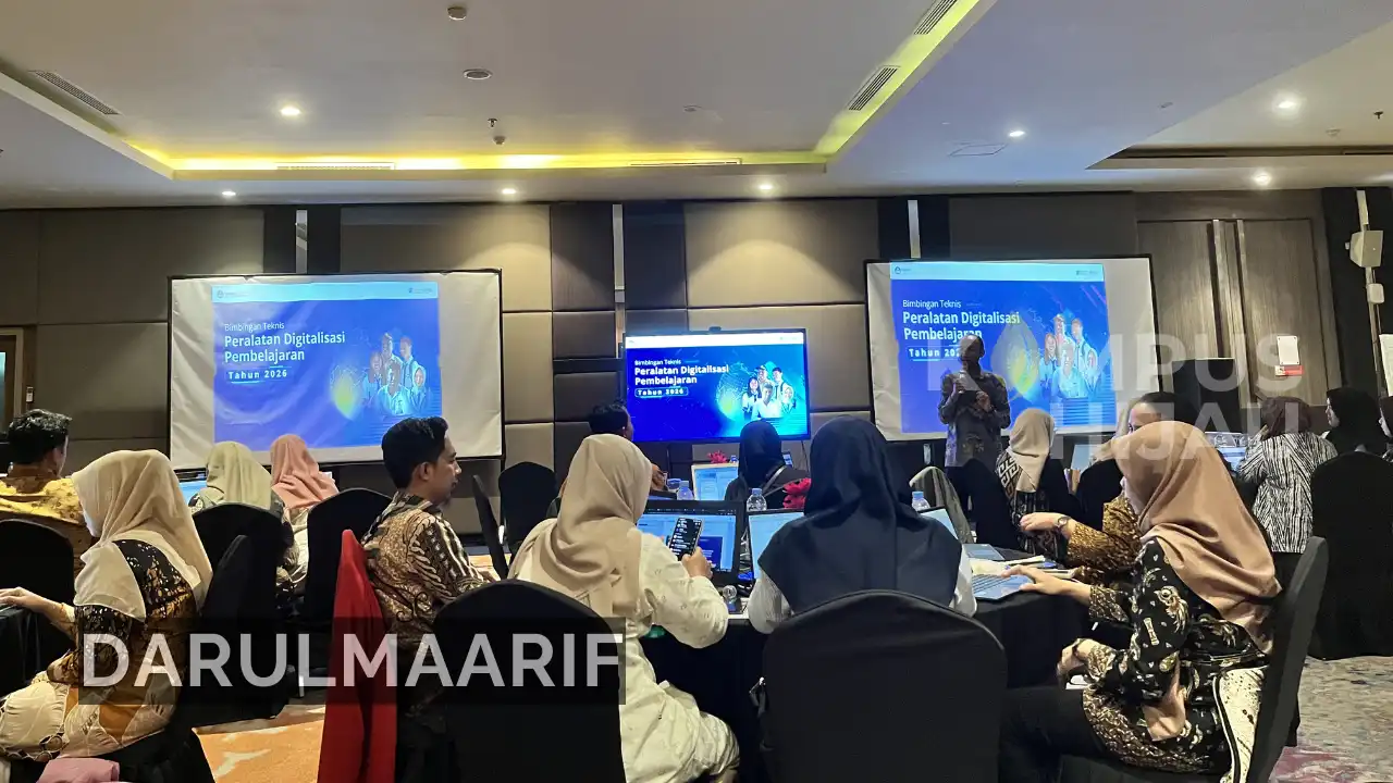 Keren! Guru SMP NU Darul Ma’arif Kaplongan Dilatih Membuat Pembelajaran Berbasis AI dan Smart Classroom